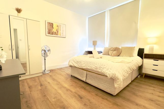 4 bed property, in Queens Court, £650,000