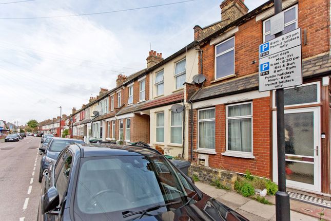 2 bed property, in Rosebery Avenue, £450,000