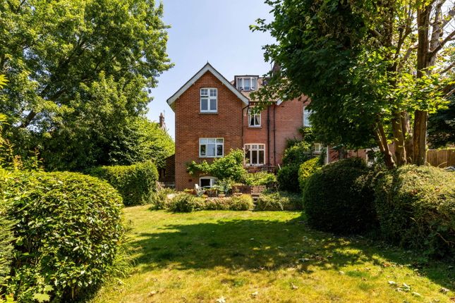 5 bed property, in Paddockhall Road, £925,000