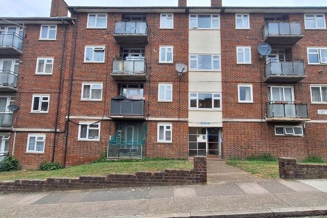 2 bed property, in Sunbury Street, £260,000