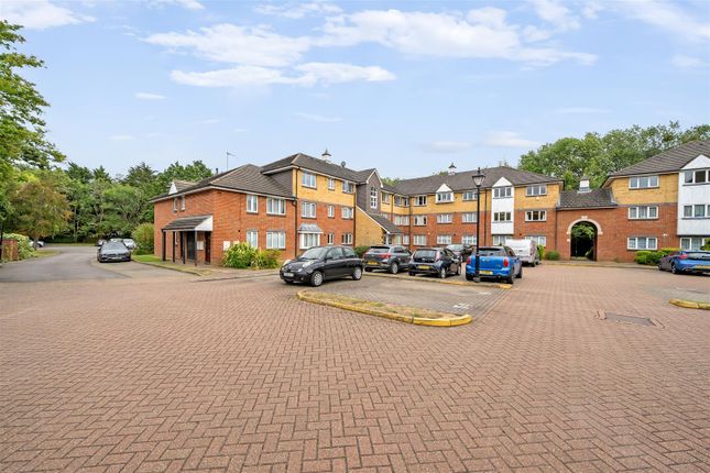 1 bed property, in Uxbridge Road, £230,000