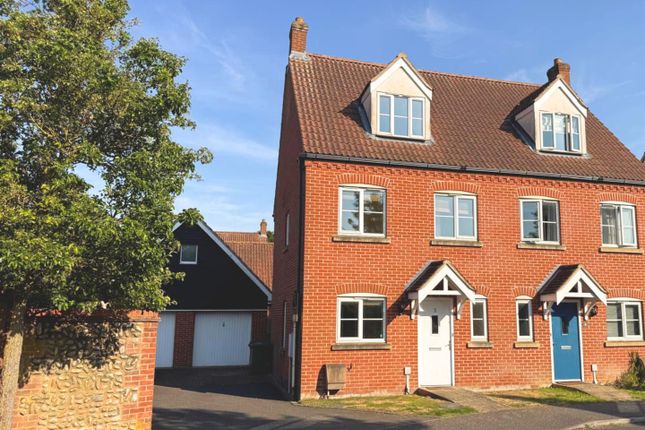 3 bed property, in Peregrine Mews, £290,000