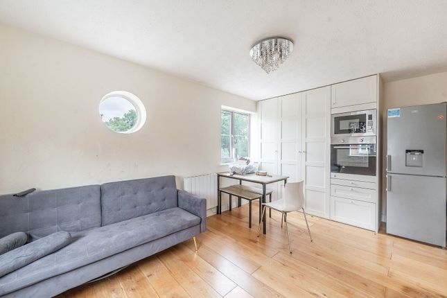 1 bed property, in Vicars Bridge Close, £150,000
