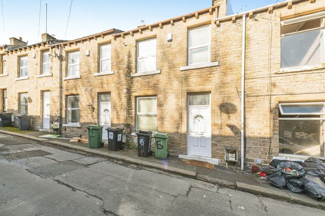 3 bed property, in Moss Street, £100,000