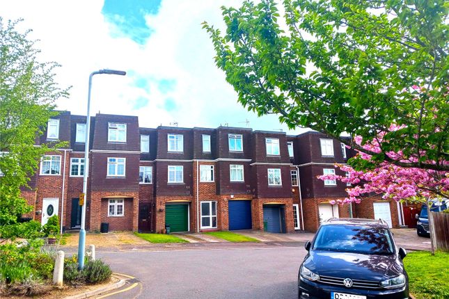 4 bed property, in Thatcher Close, £600,000