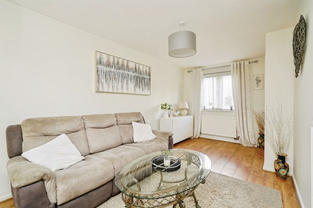 2 bed property, in Bibury Close, £300,000