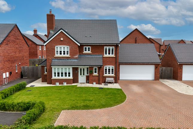 4 bed property, in Crugetone Way, £495,000