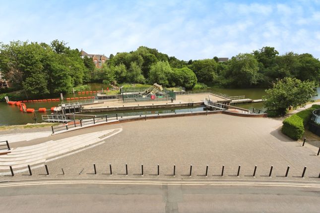 2 bed property, in Whitefriars Wharf, £275,000