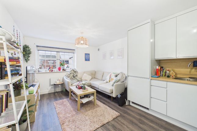 1 bed property, in Wellington Street, £120,000