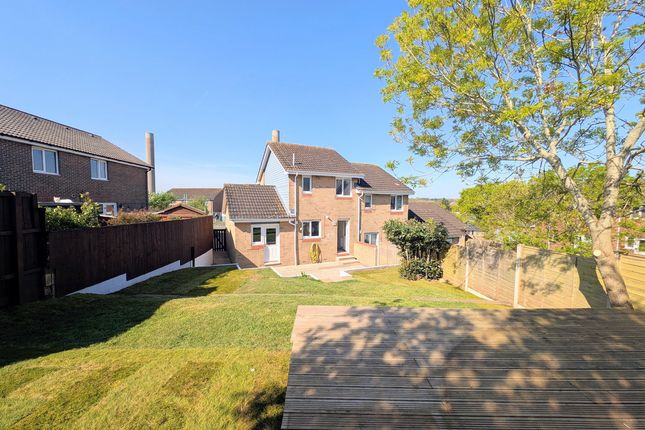 2 bed property, in Kingslea Park, £230,000