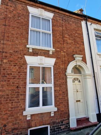 2 bed property, in Denmark Road, £195,000
