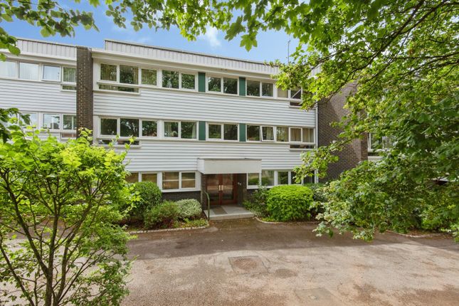 2 bed property, in Pirton Road, £240,000