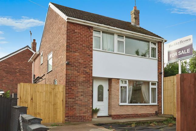 4 bed property, in Highland Close, £250,000