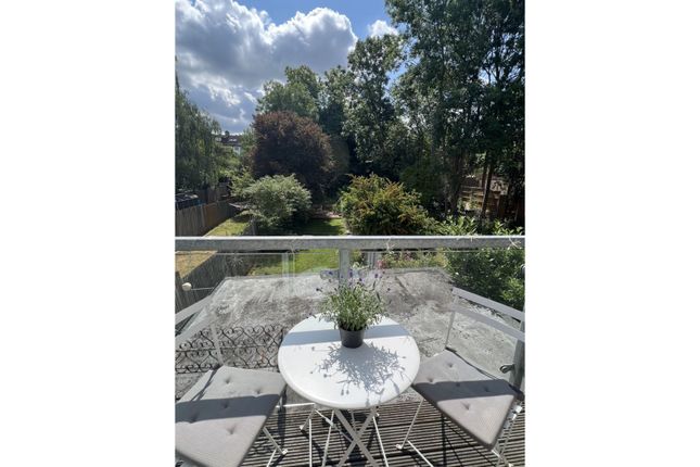 2 bed property, in Dunstans Road, £475,000