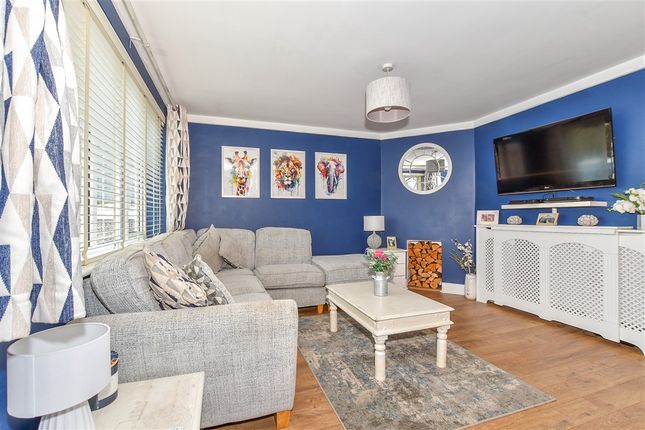 3 bed property, in Old Kent Road, £400,000