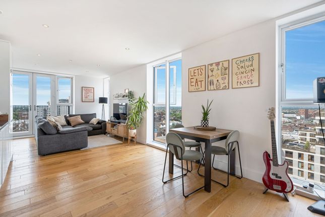 1 bed property, in Sutton Court Road, £300,000