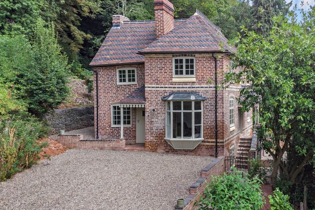 5 bed property, in Worcester Road, £650,000