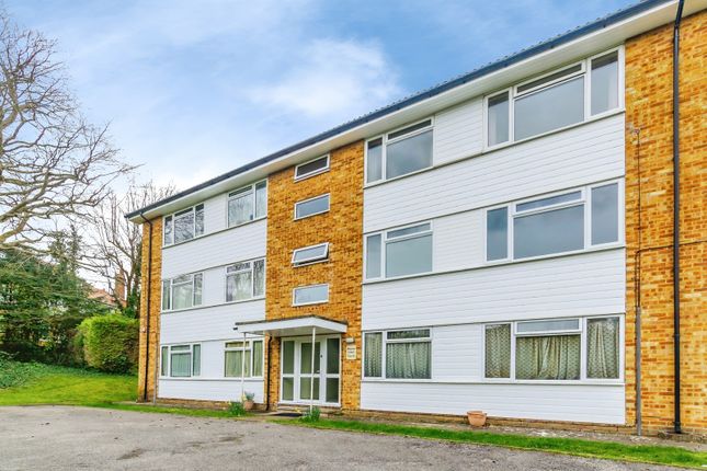2 bed property, in Tupwood Lane, £250,000