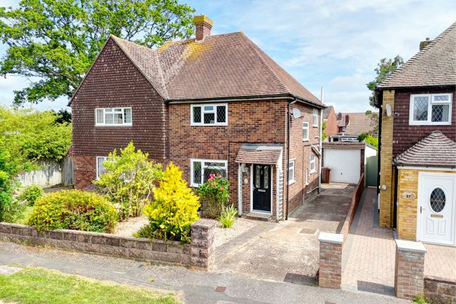2 bed property, in Hawks Town Crescent, £275,000