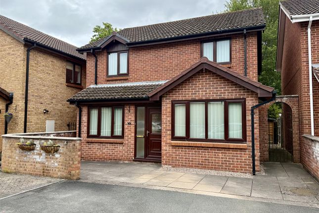 3 bed property, in Deacons Field, £295,000