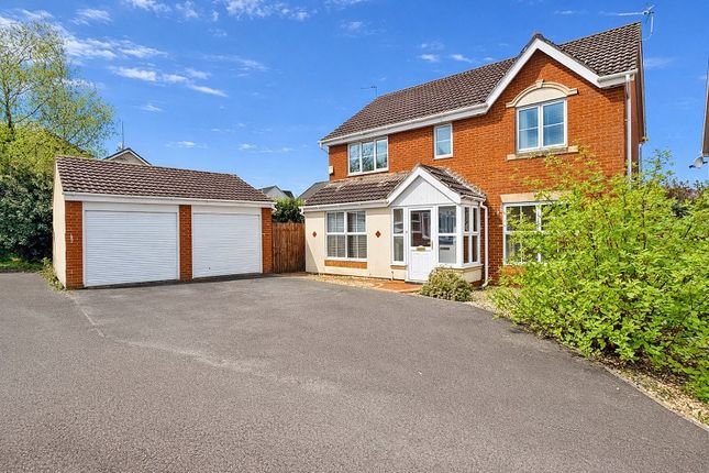 4 bed property, in Colliers Avenue, £425,000