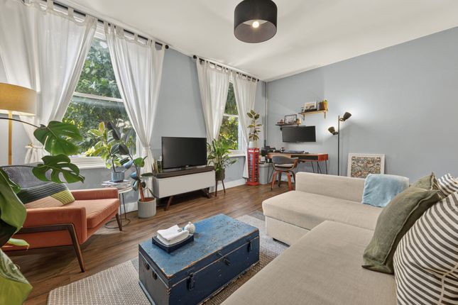1 bed property, in Lordship Lane, £375,000