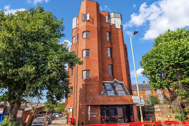 2 bed property, in Eleanor House, £215,000