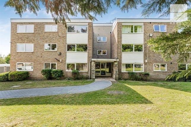 2 bed property, in Oakdale Gardens, £390,000