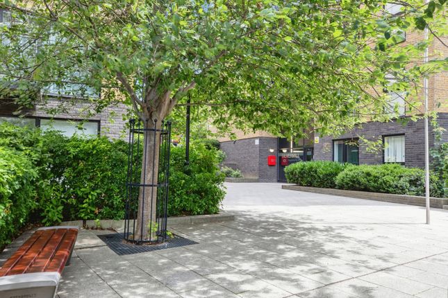 1 bed property, in Augustine House, £300,000