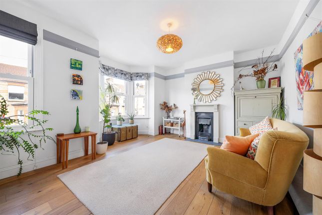 2 bed property, in Queen Mary Road, £385,000
