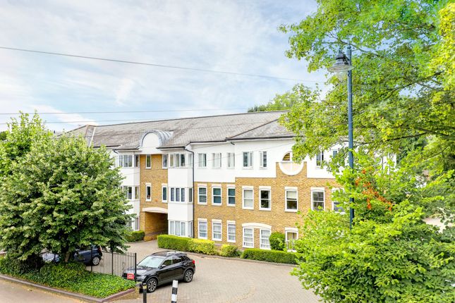 2 bed property, in Nightingale Court, £260,000
