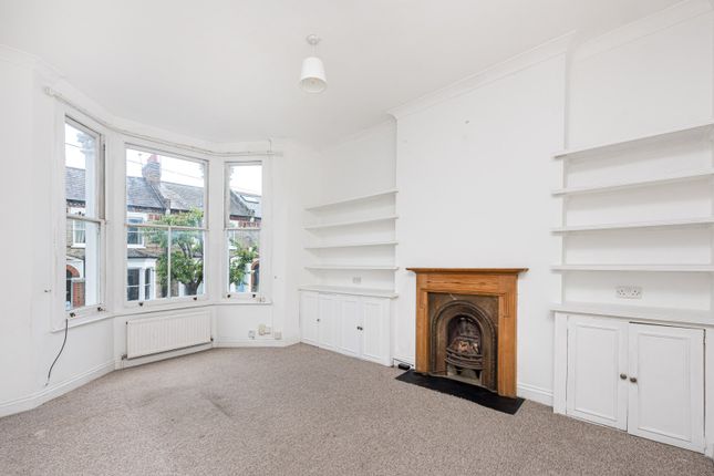 2 bed property, in Taybridge Road SW11, £425,000