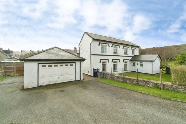 4 bed property, in Pyllau Road, £600,000