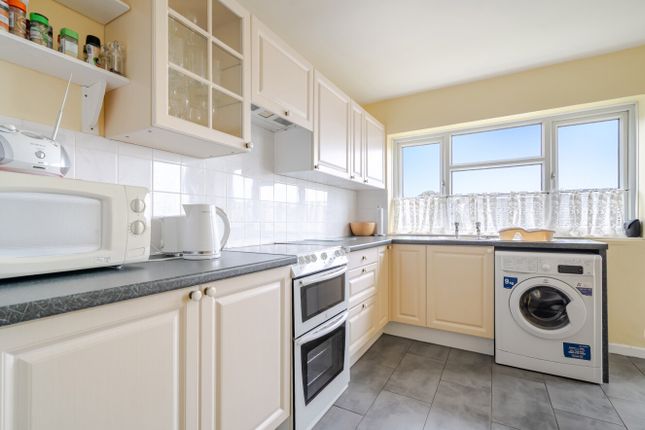 2 bed property, in Cleveland Road, £225,000