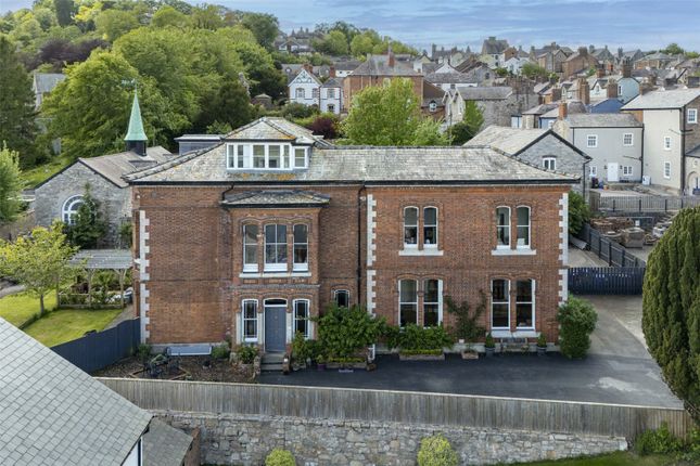 8 bed property, in Denbigh, £650,000