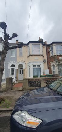 2 bed property, in Central Park Road, £270,000