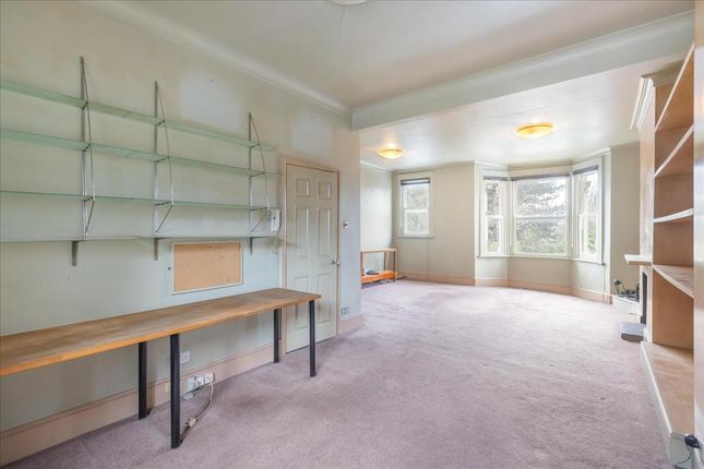 2 bed property, in Fulham Palace Road, £725,000