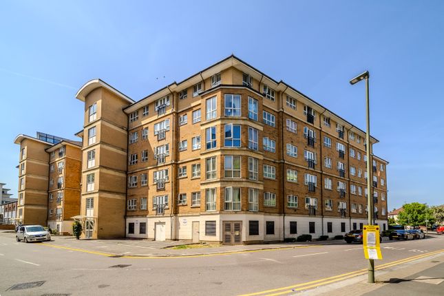 2 bed property, in Rookery Way, £320,000