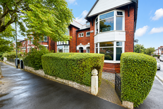5 bed property, in Dialstone Lane, £400,000