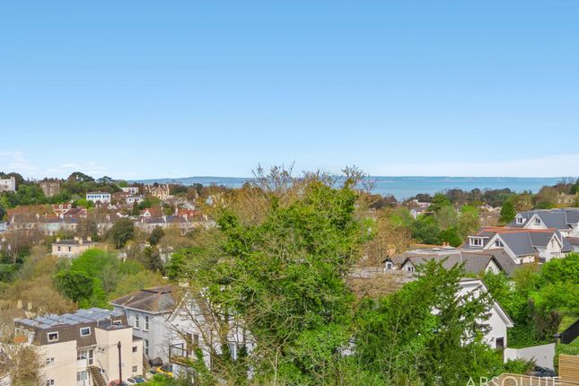 2 bed property, in Ridgeway Road, £120,000