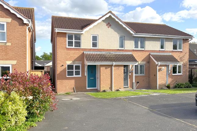 2 bed property, in Butlers Field, £205,000