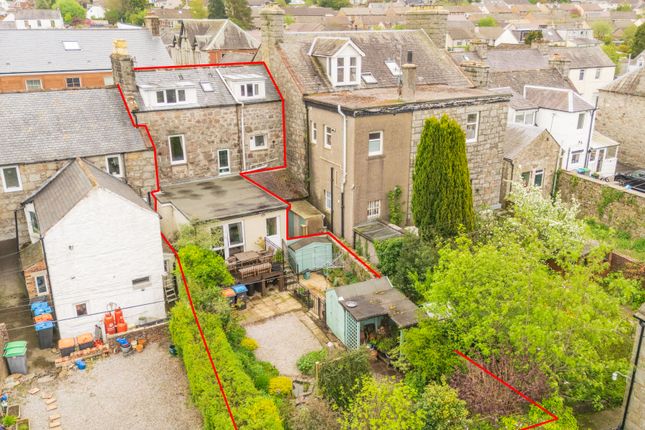 5 bed property, in High Street, £175,000