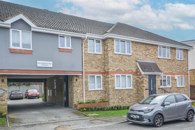 2 bed property, in Gainsborough Court, £250,000