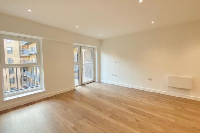 1 bed property, in Beaufort Square, £350,000