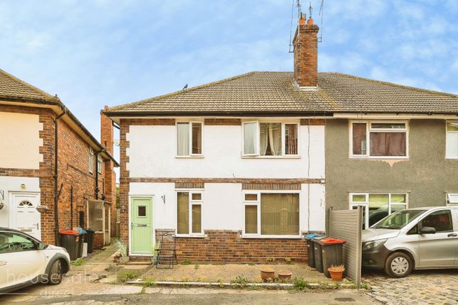 2 bed property, in Redland Close, £90,000