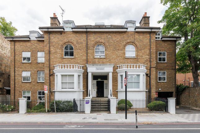 2 bed property, in Kenninghall Road, £435,000