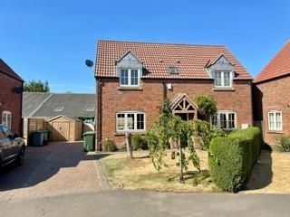 3 bed property, in Old Manor Farm, £325,000