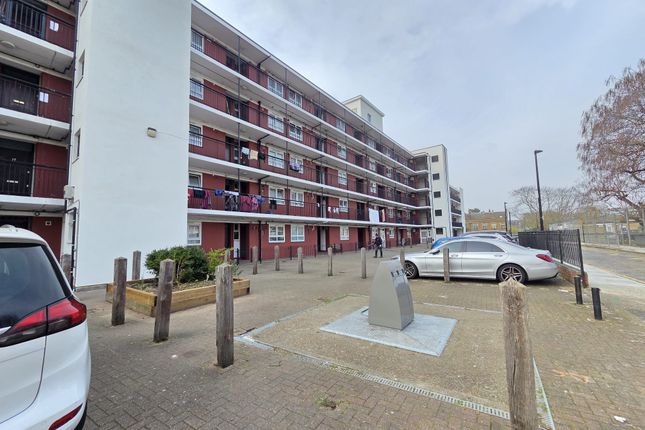 2 bed property, in Hunton Street, £390,000