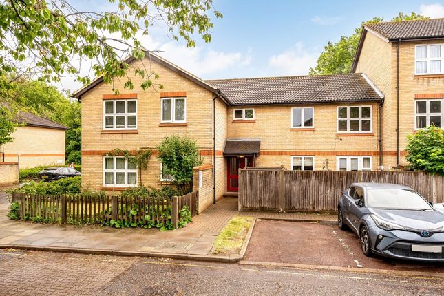 1 bed property, in Ivybridge Close, £275,000