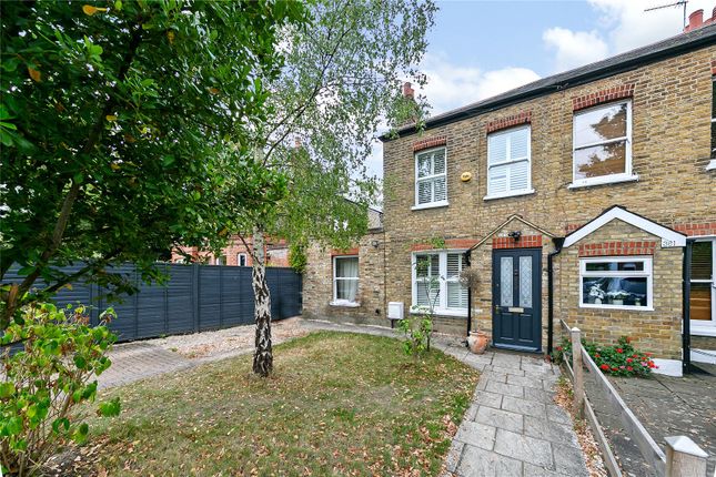 4 bed property, in Hanworth Road, £625,000